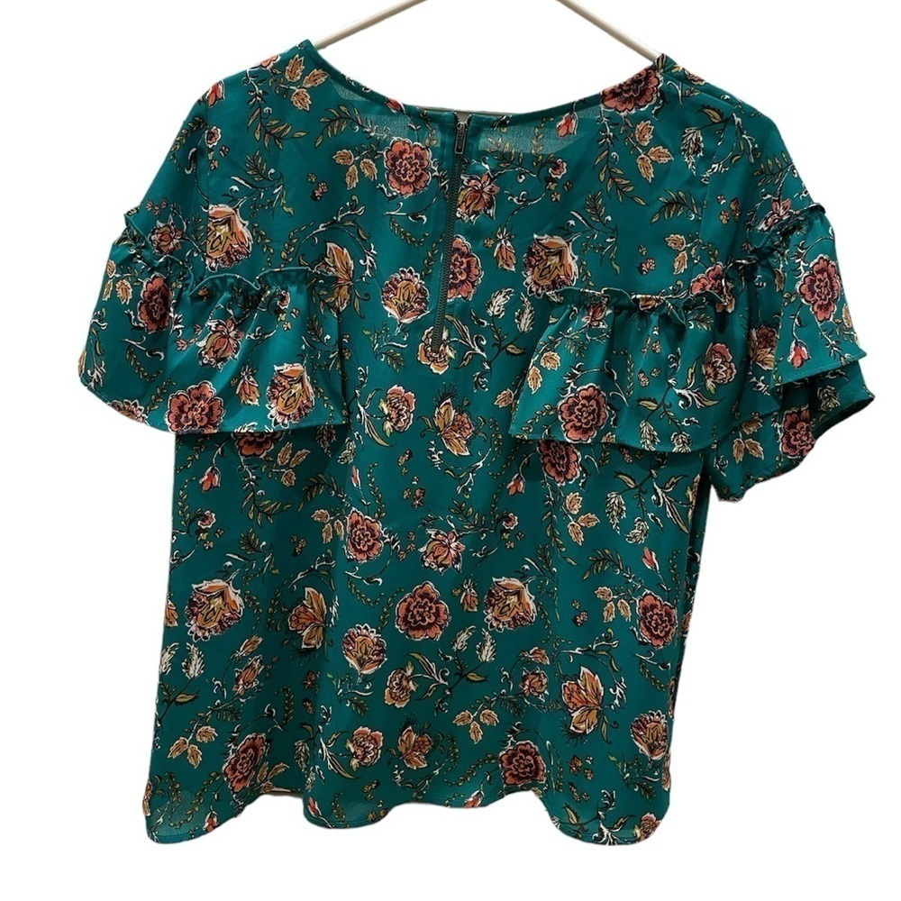 Women Xhilaration Green Short Ruffle Sleeve Floral Blouse - Picture 2 of 4
